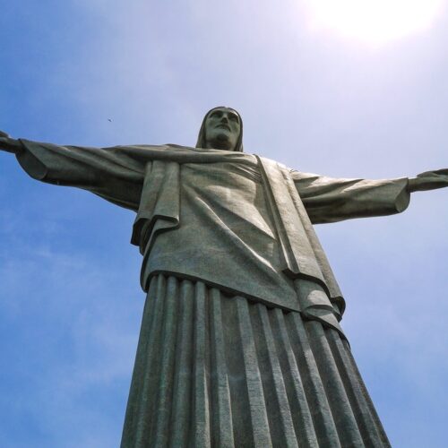 Christus de Verlosser met strakblauwe lucht op de achtergrond