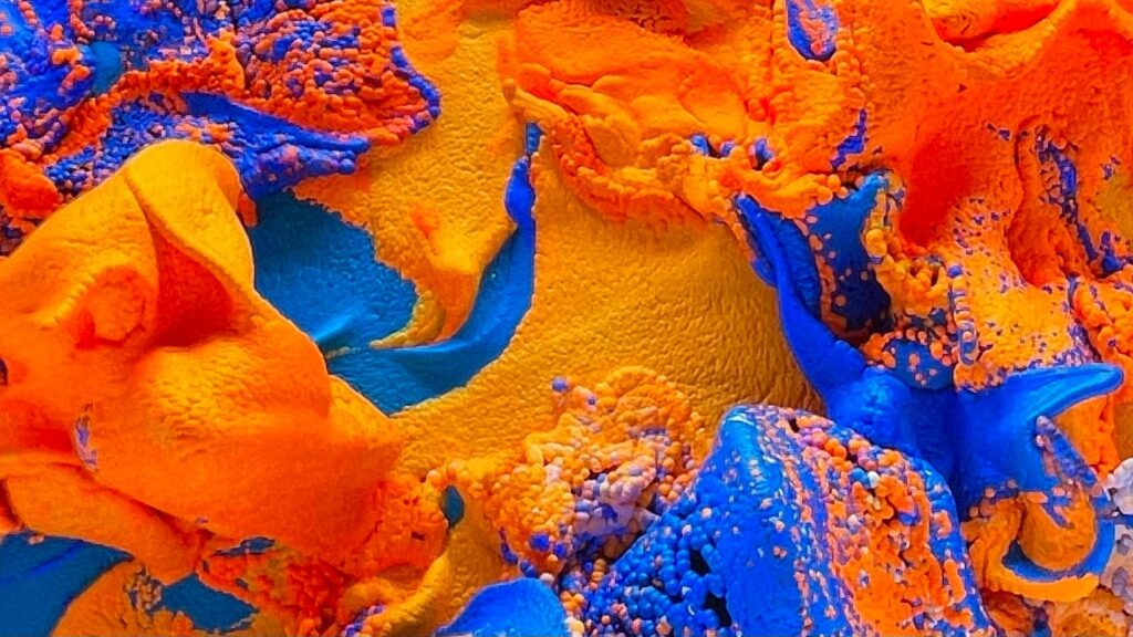 Oranje en blauwe kleuren verf bubbelen uit het schilderij van Refek Andol Unsupervised New York