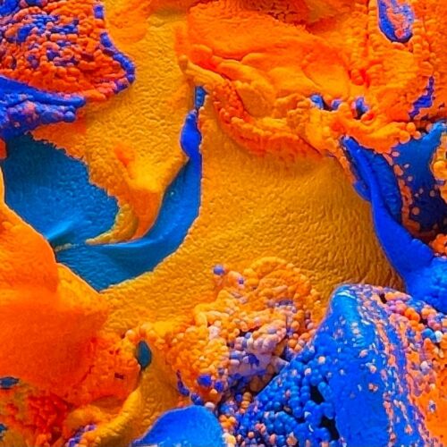 Oranje en blauwe kleuren verf bubbelen uit het schilderij van Refek Andol Unsupervised New York