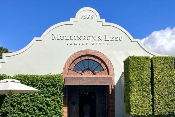 Klokgevel van de wijnstudio waar de wijnproeverij in Franschhoek wordt gehouden