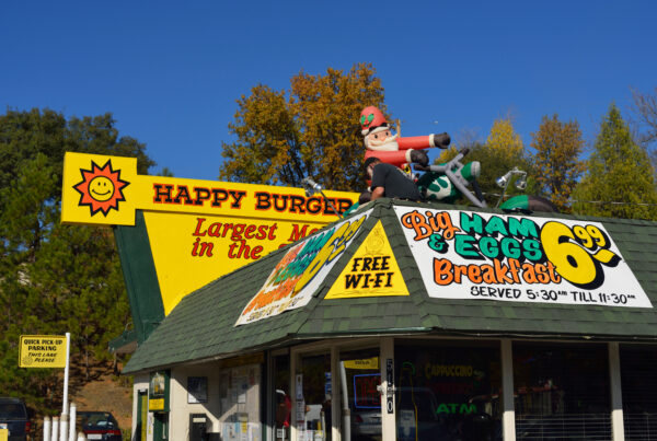 Dak van de Happy Burger met uithangborden in Mariposa. De beste burgers in Californië.