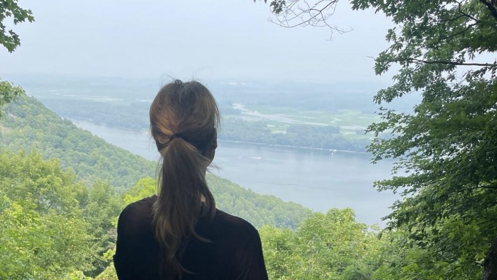 Elle Verbeek bij uitkijkpunt Great River Bluff State Park over de Mississippi