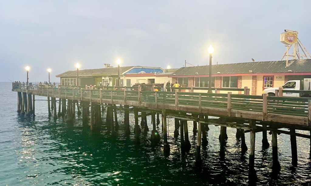 Foto van strand naar pier