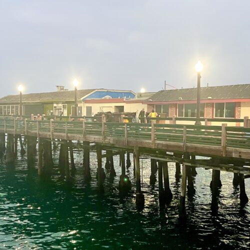 Foto van strand naar pier