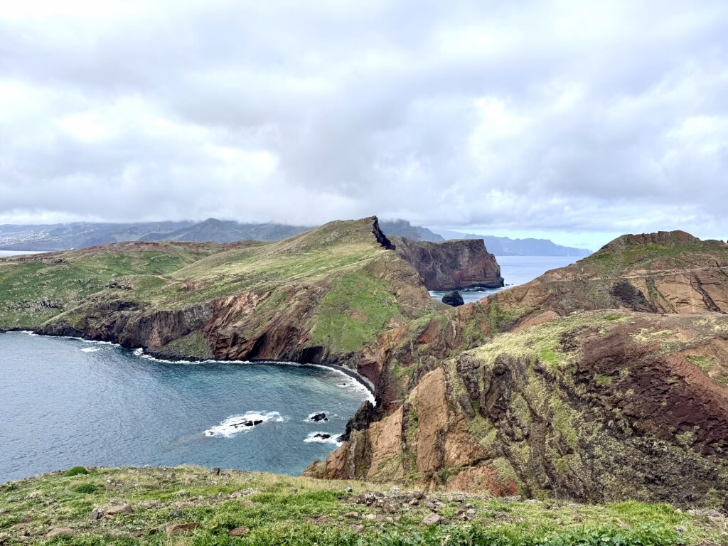 UItzicht steile kliffen en ruige rotswanden bij de wandelroute PR8 – Ponta de São Lourenço