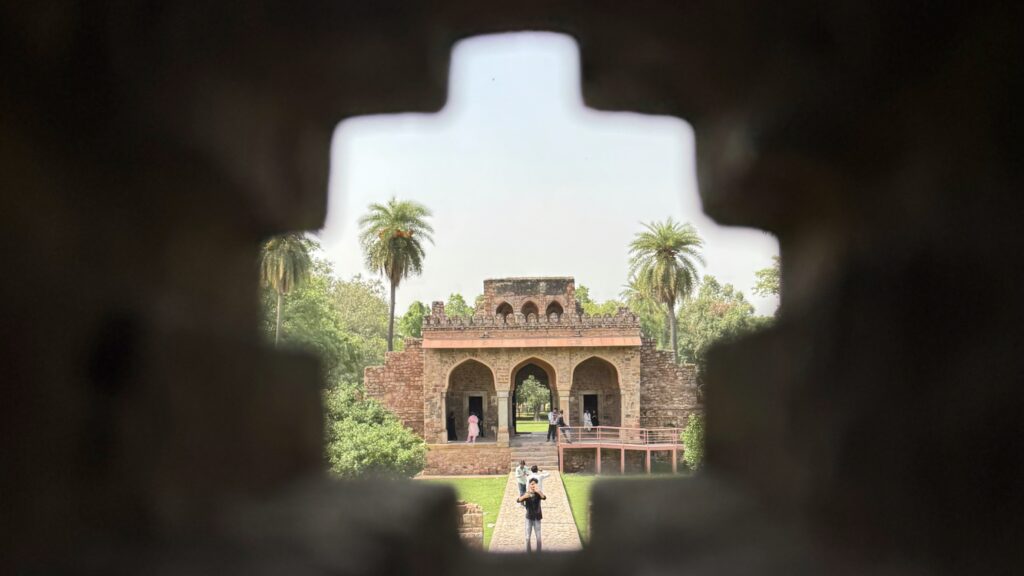 “Safdarjung Tomb in Delhi, historische bezienswaardigheid omringd door palmbomen”