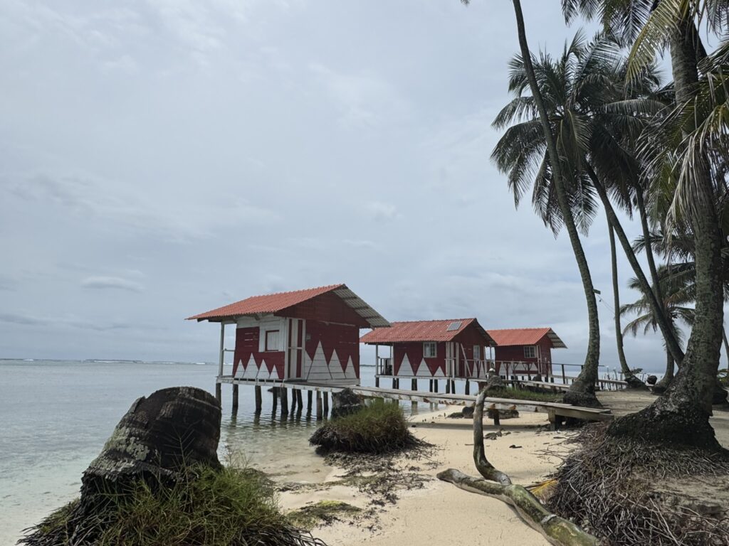 Rode paalwoningen op stelten aan de kust van San Blas Guna Yala