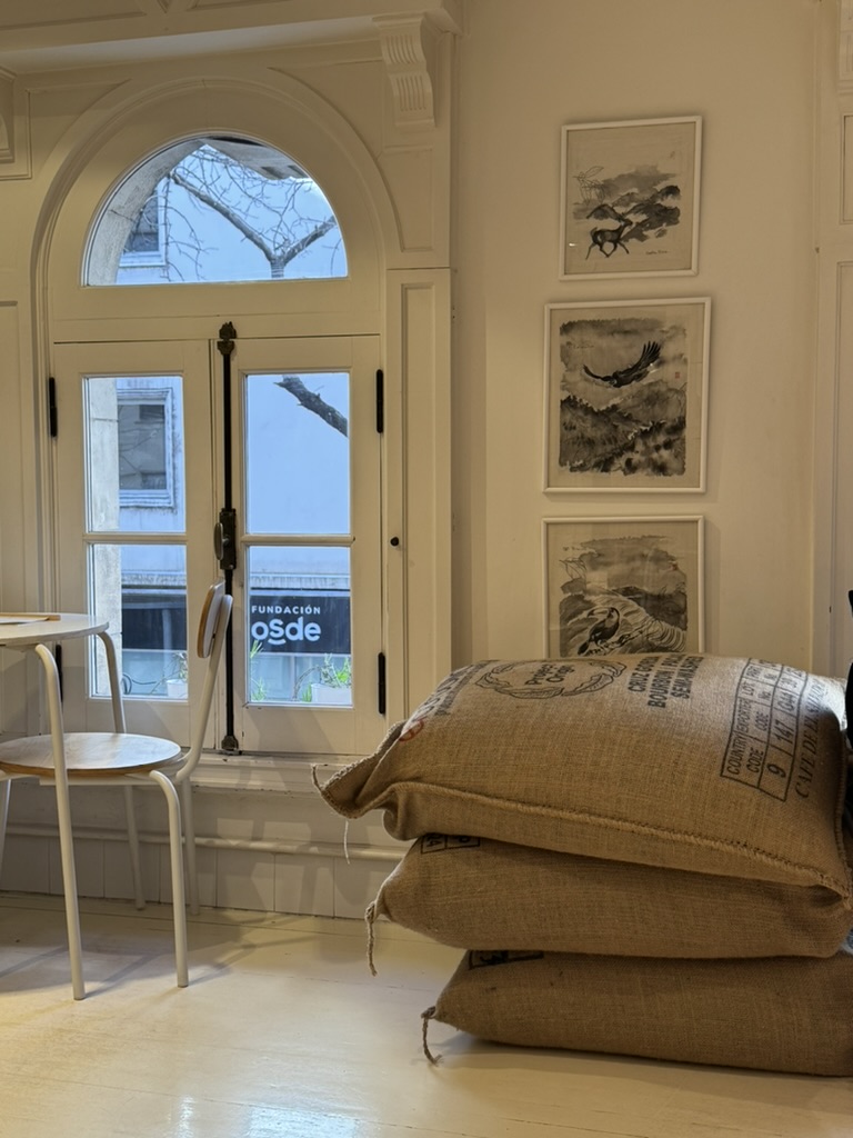 Interieur van Kissaten Tostador met houten krukken en minimalistisch Japans design in Palermo Soho.