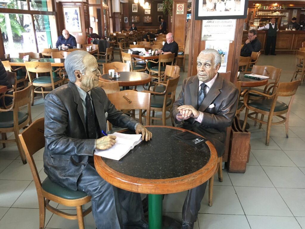 Zwart-witfoto’s en portret van Borges aan de muur van La Biela, het iconische café van Buenos Aires.