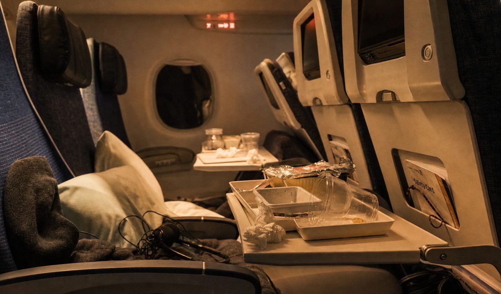 Rommelige economy class rij, sfeerbeeld voor column